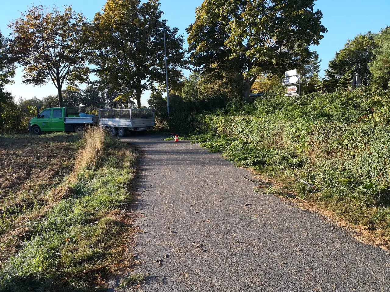 Sertolli-Pflegefahrzeug mit Anhänger an einer Grünfläche nach dem Rückschnitt